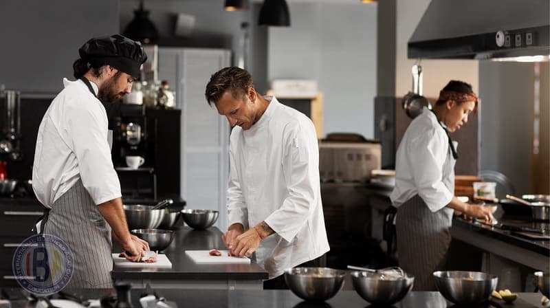 Du học nghề Đức 2025: Top 5 ngành nghề dễ xin visa và việc làm 4 nganh-nha-hang-khach-san