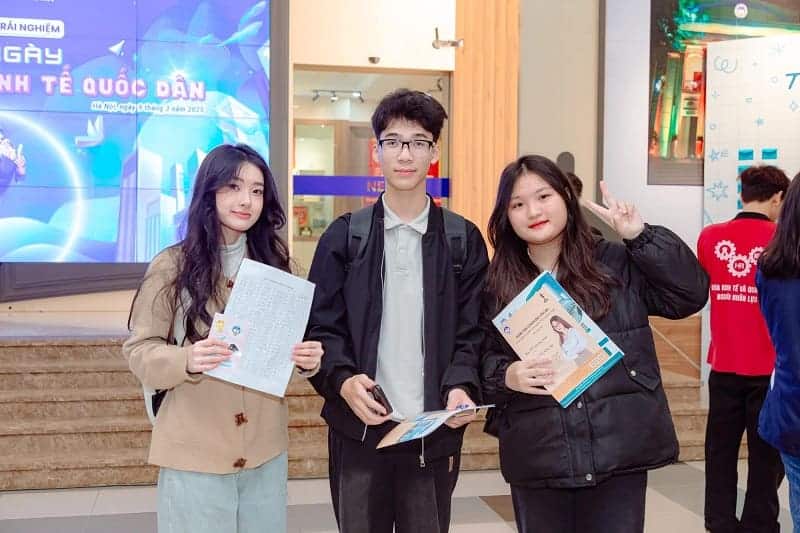 Xét tuyển đại học năm 2025: Thí sinh thi khối A chịu thiệt vì điều này 2 thi-sinh-thi-khoi-A-de-mat-suat-vao-dai-hoc