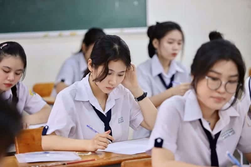 Bí quyết đạt điểm cao môn Toán thi tốt nghiệp THPT 2025 2 bi-quyet-dat-diem-cao-mon-toan