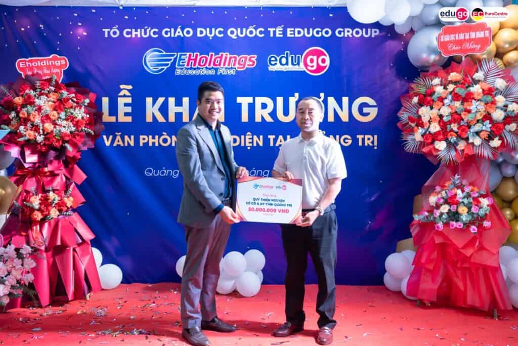Khai truong van phong Quang Tri 02