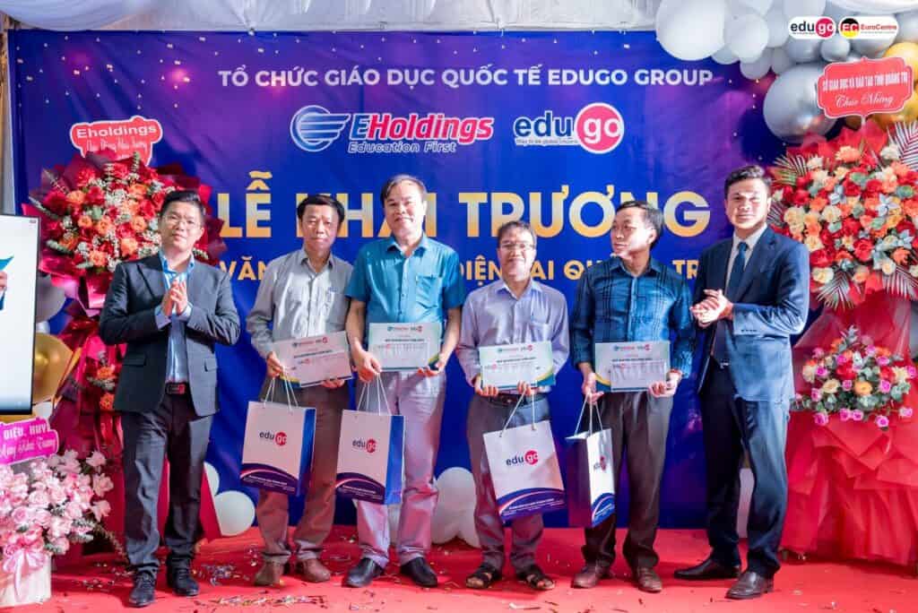 Khai truong van phong Quang Tri 05