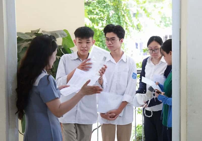 Phổ điểm thi tốt nghiệp THPT 2025: Dự đoán điểm chuẩn đại học năm nay 2 du-doan-diem-chuan-dai-hoc-nam-2025