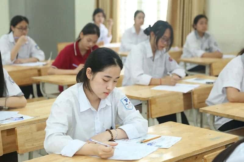 Thi tốt nghiệp THPT 2025 có 2 bộ đề thi: Hướng dẫn ôn luyện đúng hướng 2 tai-sao-lai-co-2-bo-de-thi-tot-nghiep-thpt-2025