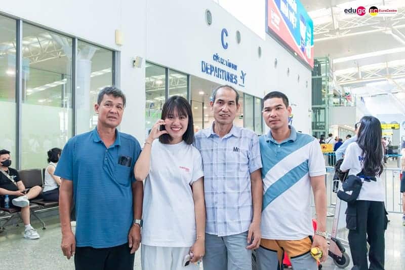 thong-bao-tuyen-sinh-chuyen-vien-ban-hang-tiem-banh-mi