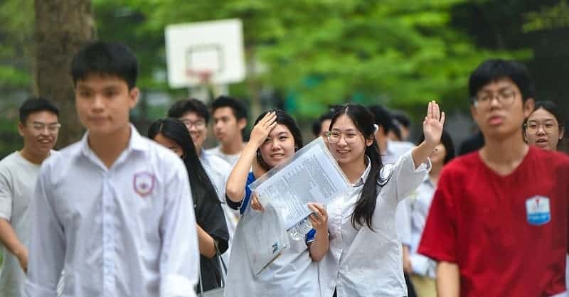 Điểm thi tốt nghiệp THPT 2025: Hơn 15.300 bài thi đạt điểm 10 2 thi-sinh-dat-bao-nhieu-diem-do-tot-nghiep-thpt-2025